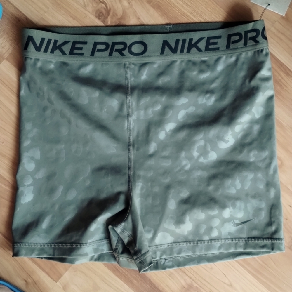 Nike Pro Womens size M New DD6177-222